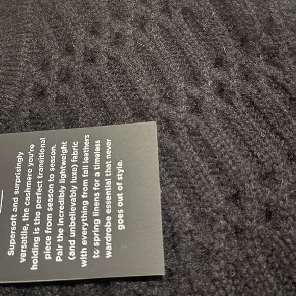 Bloomingdales’s Cashmere 2ply beautiful and very soft - Picture 6 of 16